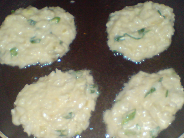 Рисовые котлеты с сыром и зелёным лучком: шаг 4
