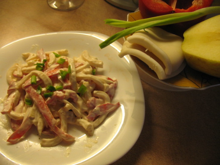 Салат с консервированными кальмарами, кукурузой и яблоком: рецепт — Лайфхакер