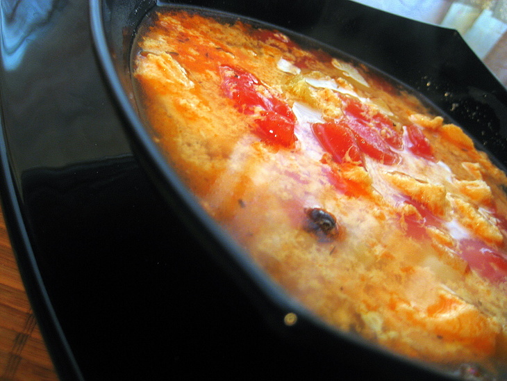 Суп из форели с томатами и яичной заправкой.: шаг 1