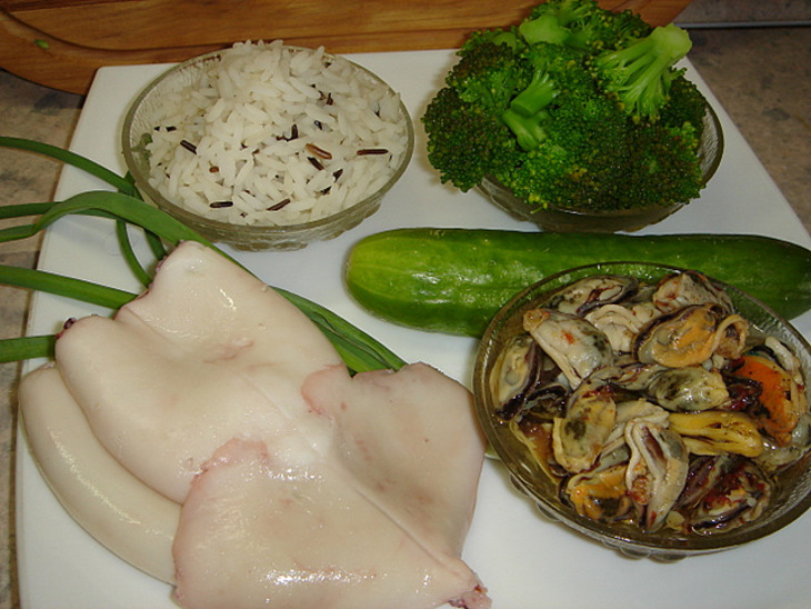 Салат с мидиями,кальмарами и рисом: шаг 1
