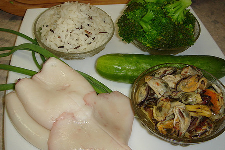Салат с мидиями,кальмарами и рисом: шаг 1