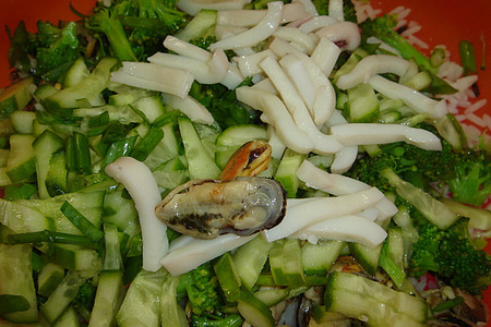 Салат с мидиями,кальмарами и рисом: шаг 2