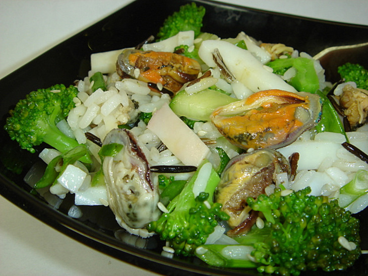 Салат с мидиями,кальмарами и рисом: шаг 4