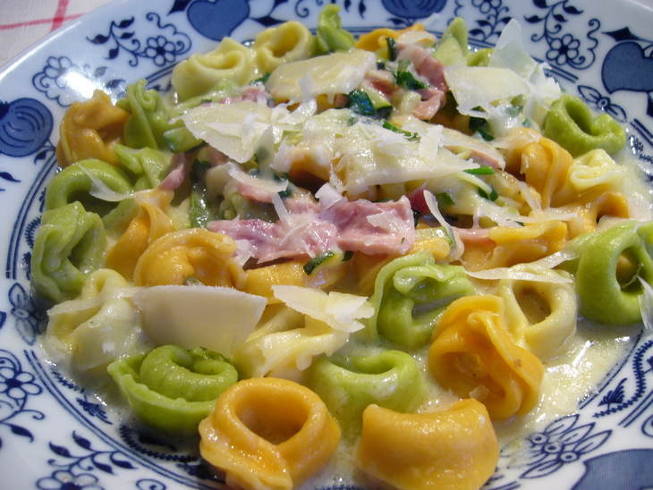 Паста тортеллини (tortellini) с молочно-ветчинным соусом: шаг 4