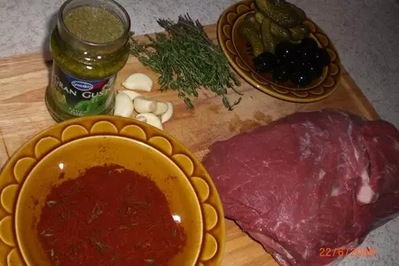 Свинина запеченная с маслинами и маринованными огурцами: шаг 1