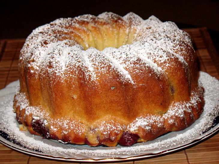 Вишнёвый пирог из слоёно-дрожжевого теста