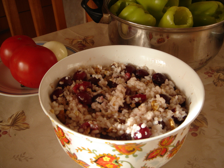 Перец фаршированный  рисом  с черешней и грецкими орехами: шаг 3