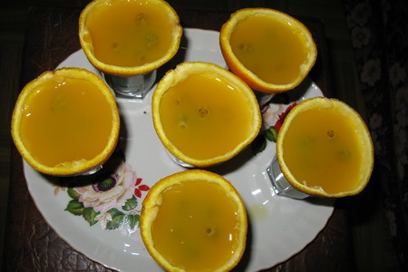 Желе "апельсиновые дольки с косточками - виноградом": шаг 3