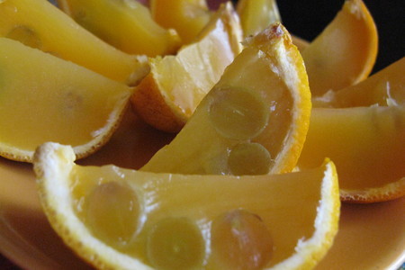 Желе "апельсиновые дольки с косточками - виноградом": шаг 4