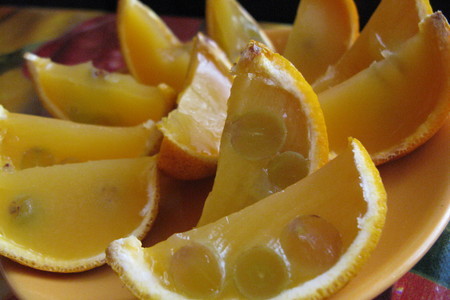 Желе "апельсиновые дольки с косточками - виноградом": шаг 5
