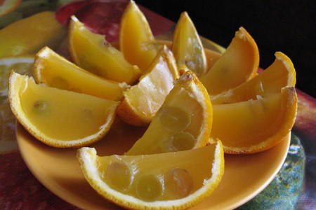 Желе "апельсиновые дольки с косточками - виноградом": шаг 6