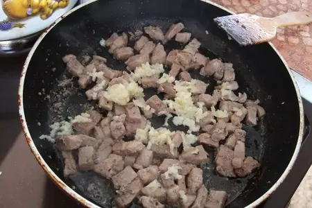 Мясо с макаронами в томатно чесночном соусе: шаг 5