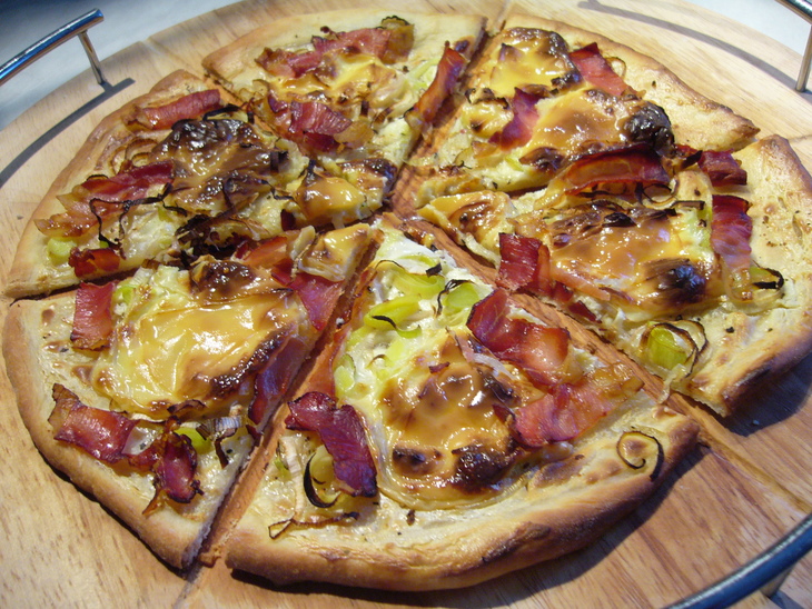 Flammkuchen (пирог охваченный пламенем) с плавленым сыром, пореем и беконом: шаг 2