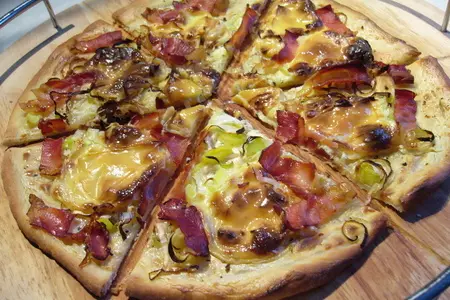 Flammkuchen (пирог охваченный пламенем) с плавленым сыром, пореем и беконом: шаг 2