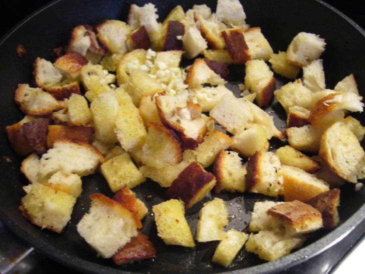 Панцанелла (panzanella) - тосканский хлебный салат с помидорами: шаг 1