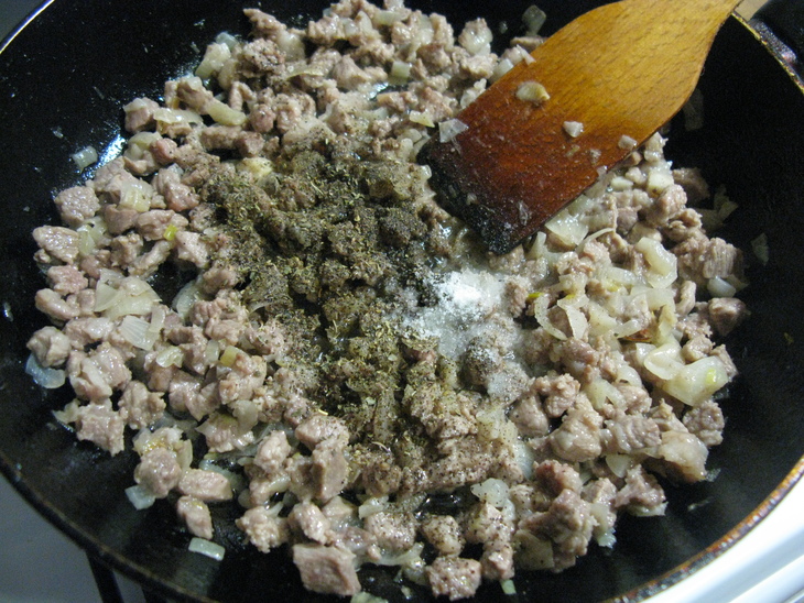 Постное заварное тесто на вареники и пельмени + мясные розочки с грибным соусом: шаг 2