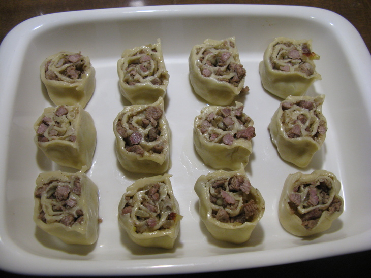 Постное заварное тесто на вареники и пельмени + мясные розочки с грибным соусом: шаг 4