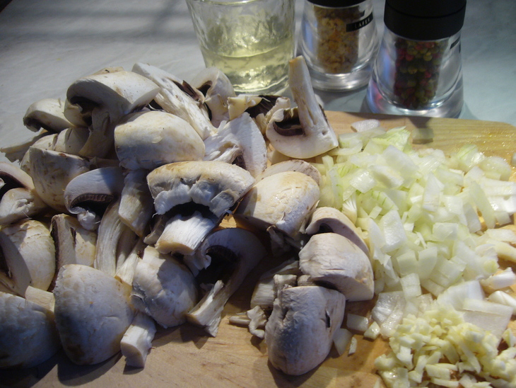 Шампиньоны в вине (champignons au vin): шаг 1