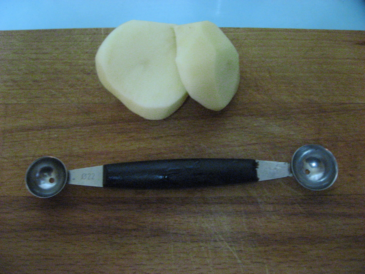 Ароматный запеченый фаршированный картофель со свининой, грибами и копченым салом.: шаг 1
