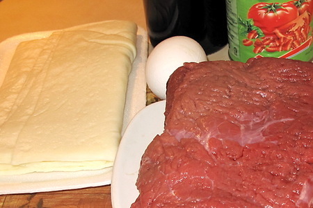 Рулет из говядины с начинкой из фарша и сыра под томатным соусом: шаг 1