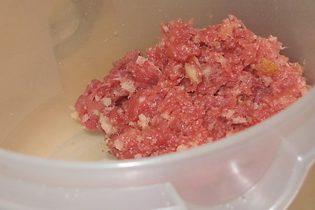 Рулет из говядины с начинкой из фарша и сыра под томатным соусом: шаг 2