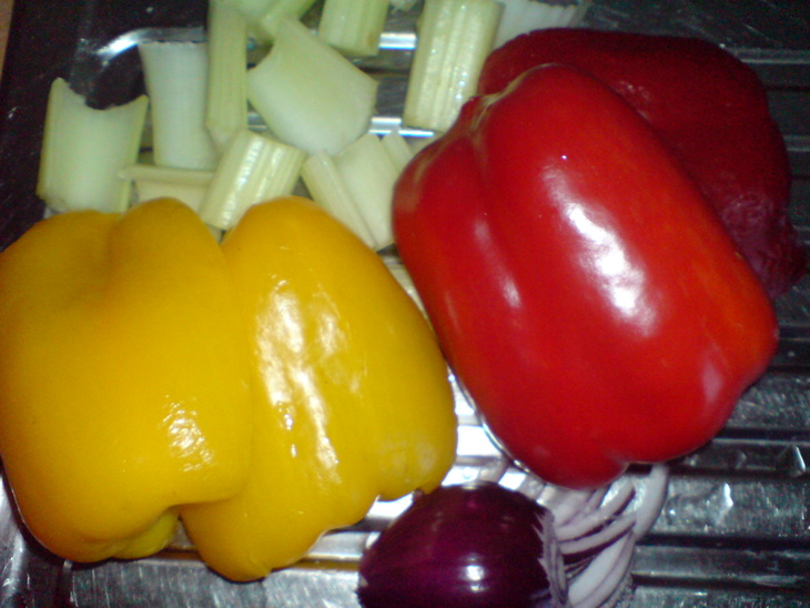 Запечённые овощи  с телячьими котлетками и молодым картофелем в кунжуте: шаг 5