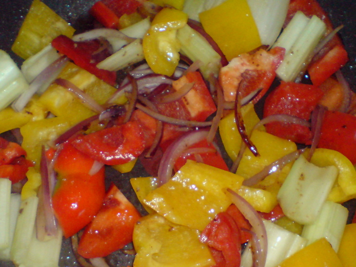Запечённые овощи  с телячьими котлетками и молодым картофелем в кунжуте: шаг 6