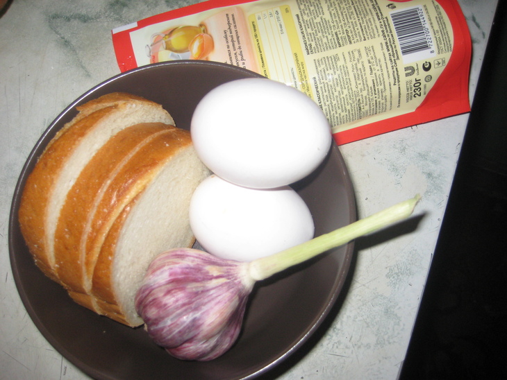 Бутерброды с яйцом на поджаренном хлебе: шаг 1