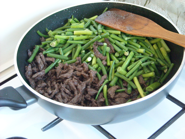 Жареные стрелки чеснока рецепт на сковороде. Чесночные стрелки с мясом. Чесночные стрелки с говядиной. Чесночные стрелки жареные. Стрелки чеснока с говядиной.