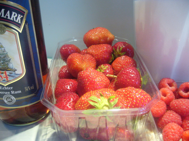 Rumtopf - ягоды в роме: шаг 1