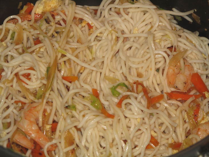 Жаренная лапша с креветками и овощами / egg noodles with shrimps and vegetable /: шаг 8