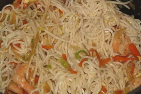 Жаренная лапша с креветками и овощами / egg noodles with shrimps and vegetable /: шаг 8