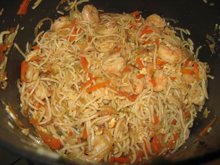 Жаренная лапша с креветками и овощами / egg noodles with shrimps and vegetable /: шаг 9