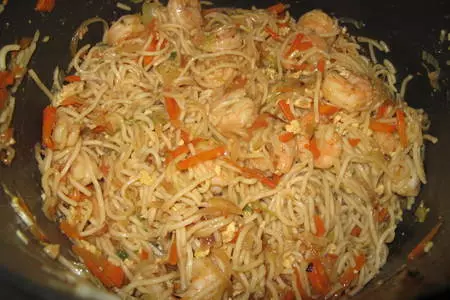 Жаренная лапша с креветками и овощами / egg noodles with shrimps and vegetable /: шаг 9