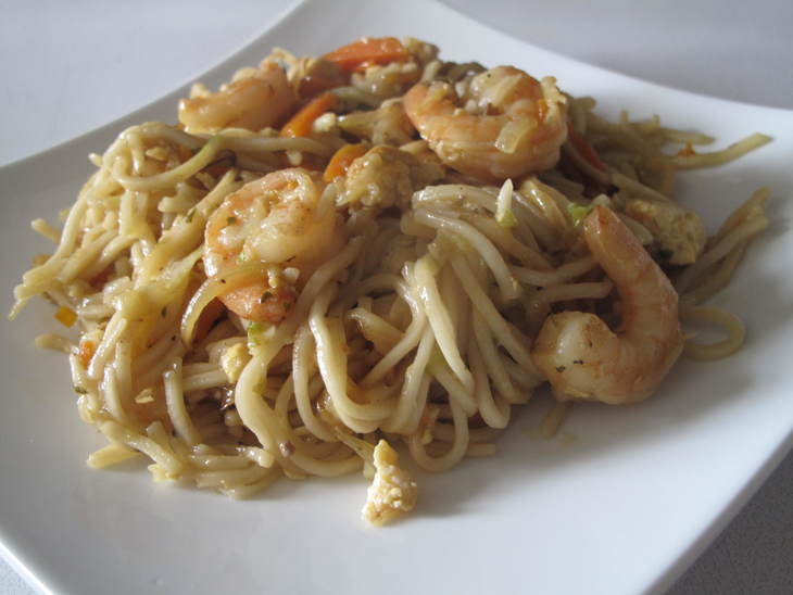 Жаренная лапша с креветками и овощами / egg noodles with shrimps and vegetable /: шаг 10