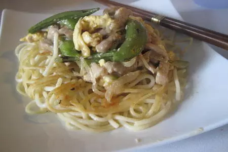 Жаренные спагетти со свининой и овощами в стиле chow mein: шаг 17