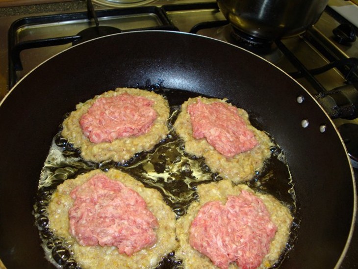 Гречнево - баклажановые оладики с соусом и с начинкой: шаг 3