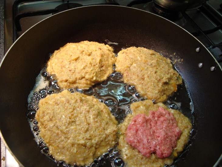 Гречнево - баклажановые оладики с соусом и с начинкой: шаг 4