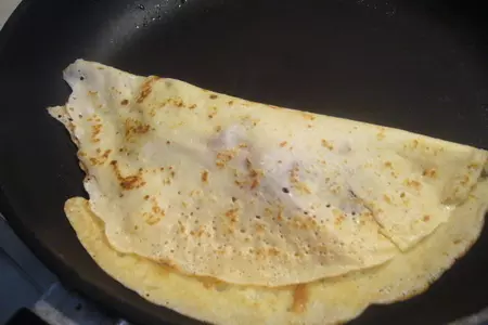 Crêpes или французские блинчики с камамбером и клюквенным конфитюром: шаг 4