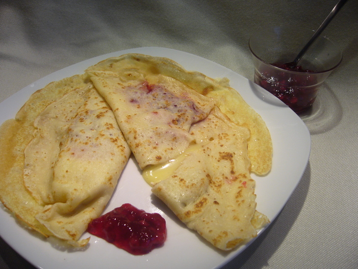 Crêpes или французские блинчики с камамбером и клюквенным конфитюром: шаг 5