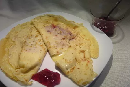 Crêpes или французские блинчики с камамбером и клюквенным конфитюром: шаг 5