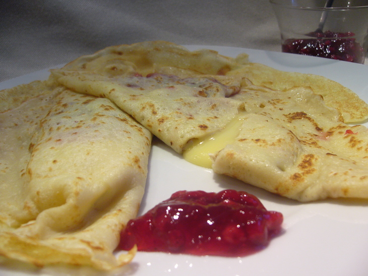 Crêpes или французские блинчики с камамбером и клюквенным конфитюром: шаг 6