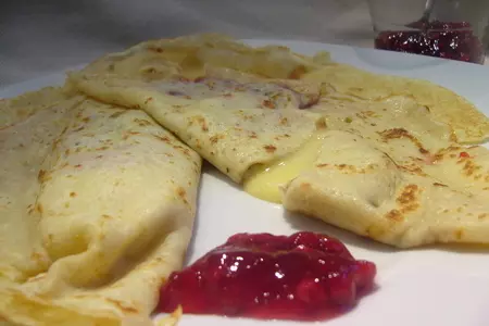 Crêpes или французские блинчики с камамбером и клюквенным конфитюром: шаг 6