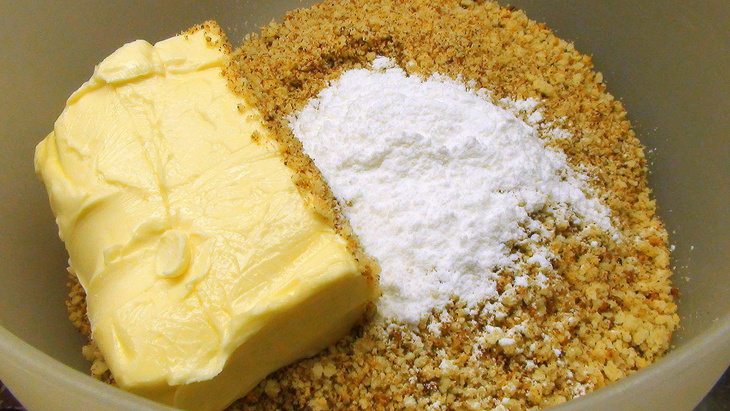 Карамельный, сырно-творожный пирог с розочками из ирисок: шаг 1