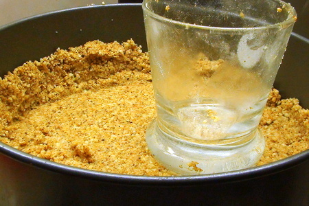 Карамельный, сырно-творожный пирог с розочками из ирисок: шаг 2