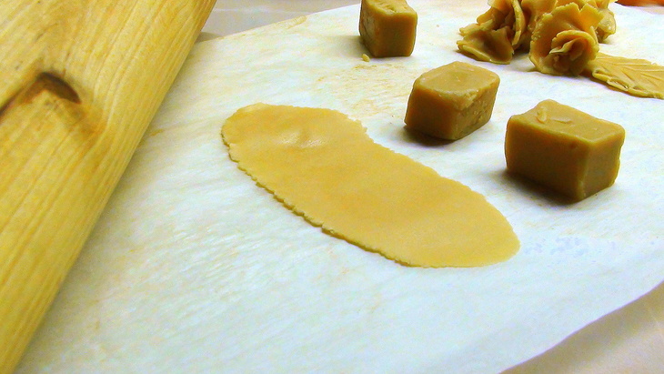 Карамельный, сырно-творожный пирог с розочками из ирисок: шаг 9