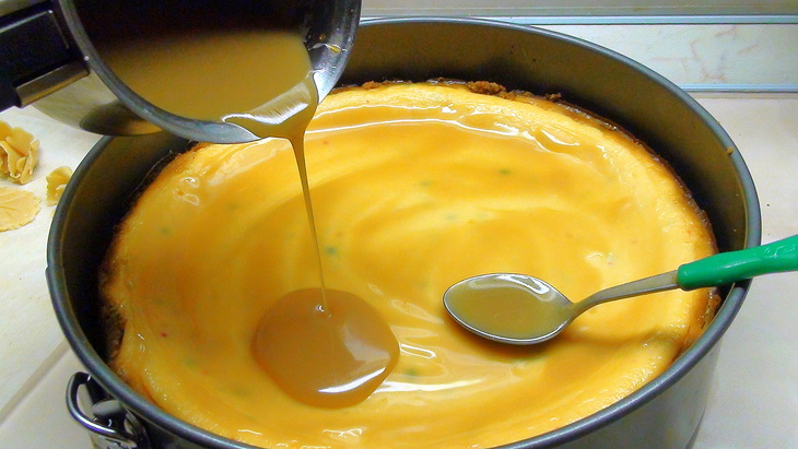Карамельный, сырно-творожный пирог с розочками из ирисок: шаг 11