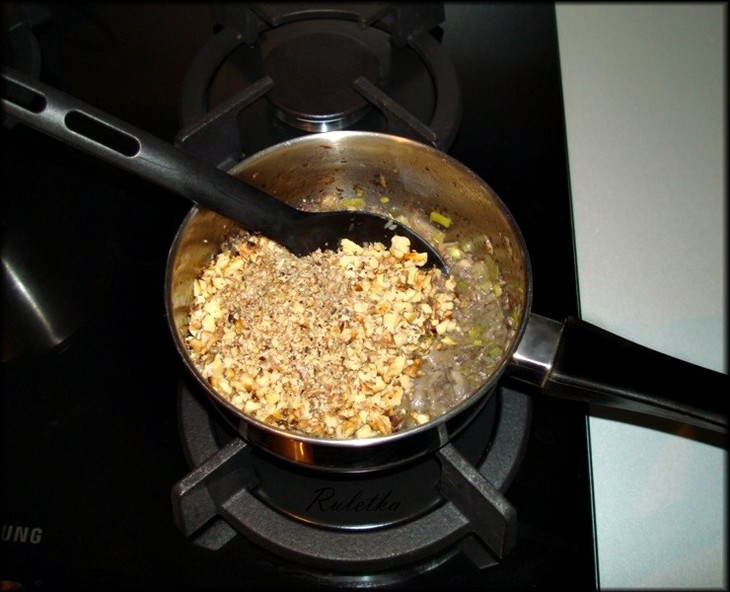 Радужная форель в луковой шубке и сырно-ореховом соусе для дашули (daria_vb).: шаг 11