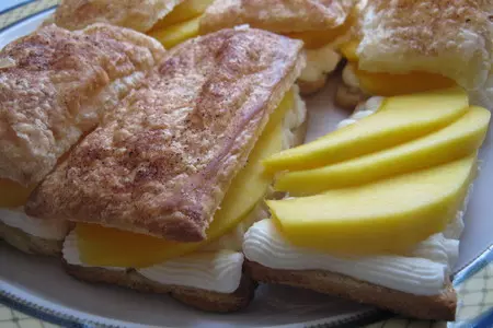 Пирожное из слоёного теста с кремом и манго.("mango mille feuille"): шаг 7