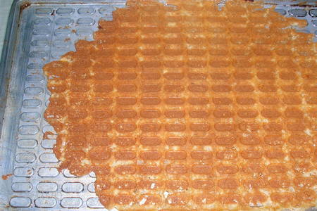 Рассыпчатые вафли с медовым ароматом и кедровыми орехами: шаг 11